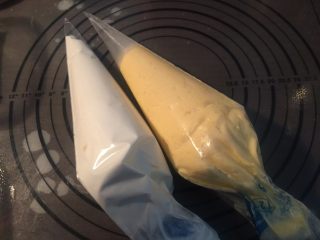 豆乳盒子,豆乳糊和淡奶油分别装入裱花袋，剪个小口