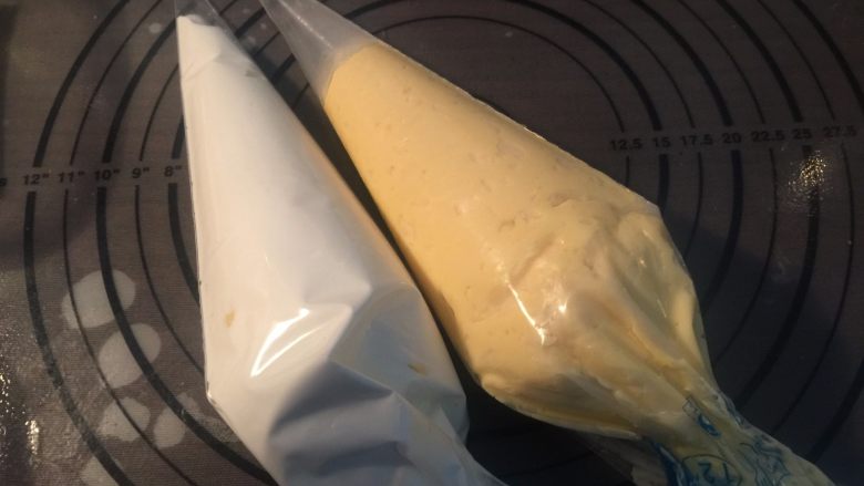豆乳盒子,豆乳糊和淡奶油分别装入裱花袋，剪个小口