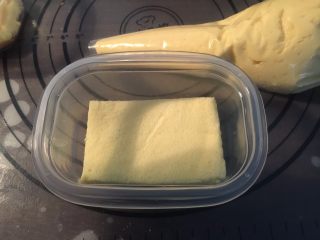 豆乳盒子,盒子底部放入一片蛋糕片