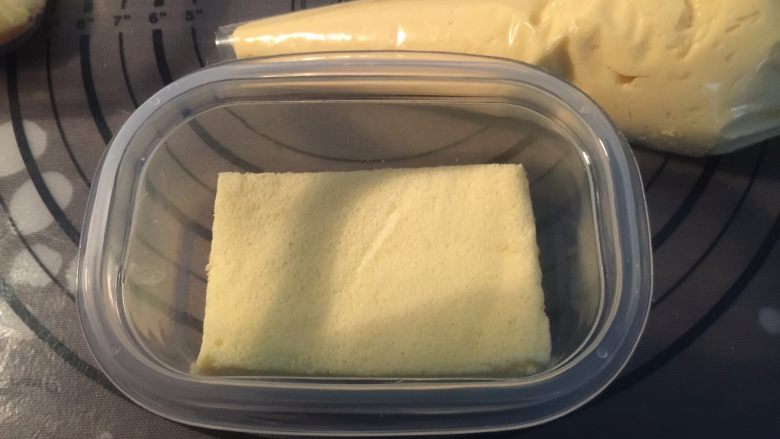 豆乳盒子,盒子底部放入一片蛋糕片