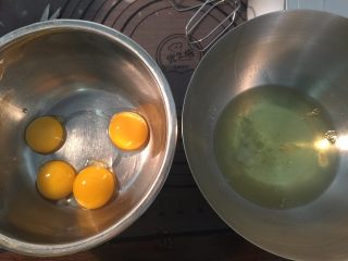 海苔肉松蛋糕卷,准备工作：将鸡蛋分离蛋白和蛋清，分别放在两个干净无油无水的容器里，低筋面粉过筛两次