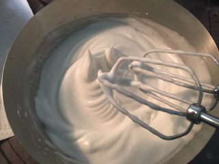 海苔肉松蛋糕卷,将蛋白打发至湿性发泡，这就是蛋白霜
