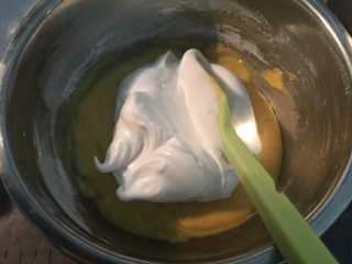 海苔肉松蛋糕卷,先将蛋白霜的1/3加入到蛋黄糊中，翻拌均匀