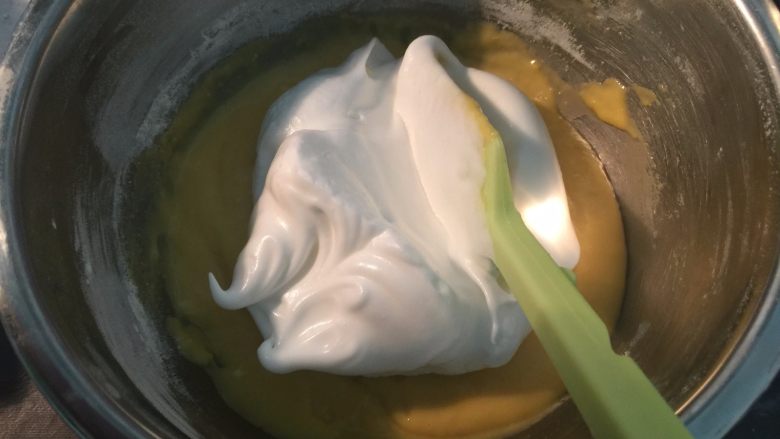 海苔肉松蛋糕卷,先将蛋白霜的1/3加入到蛋黄糊中，翻拌均匀