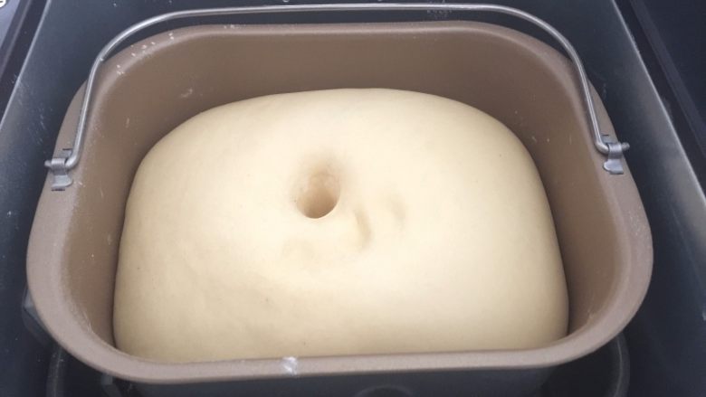 毛毛虫面包,面团揉至出膜，放入面包机里进行基础发酵至两倍大