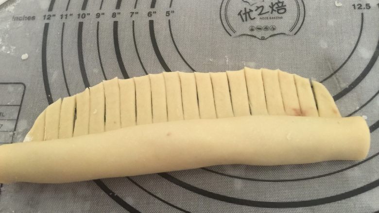 毛毛虫面包,最后留2-3CM，用刮刀切成小条