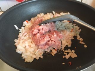 东南亚下饭神菜SISI, 接着放入猪肉泥翻炒均匀