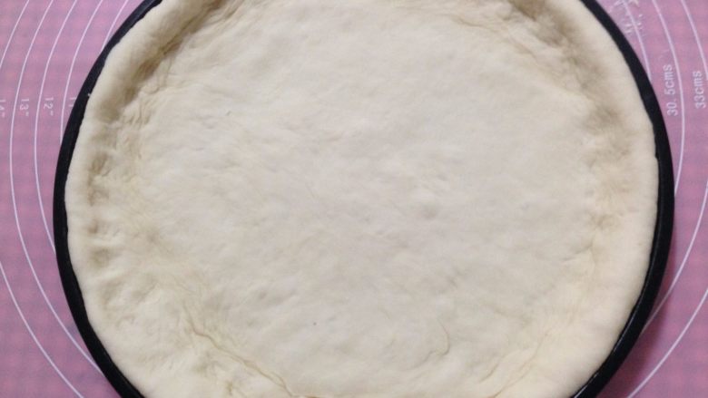 腊肠肉松披萨,放入披萨盘用手整形成周边厚、中间薄，二次发酵至1.5倍大