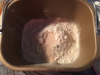 热狗面包,将牛奶、盐、糖、高粉和酵母揉成光滑的面团，加入软化的无盐黄油揉至到能够扩展的程度