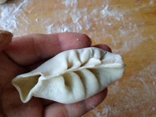 柳叶三鲜蒸饺,然后，大姆指和食指向前左边一下捏褶，右边一下捏褶，来回捏动即可成为柳叶形