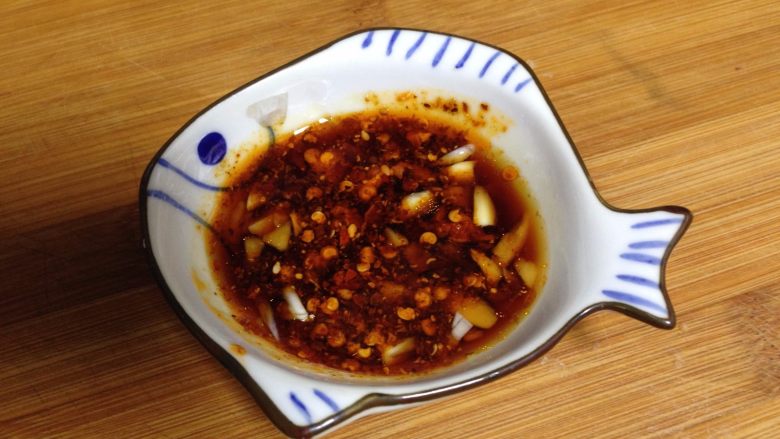 柳叶三鲜蒸饺,还可以准备一个蘸料，香醋、蒜碎、辣油入小碗即可