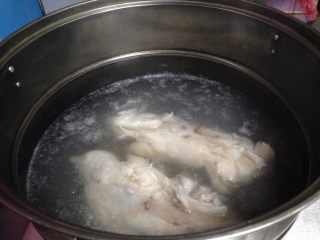 香辣凉拌猪蹄,
猪蹄剁成两块（摊主给处理的）洗净，入冷水锅焯水