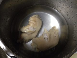 香辣凉拌猪蹄,煮好的猪蹄用清水反复漂洗去油星，再用凉开水浸泡20分种