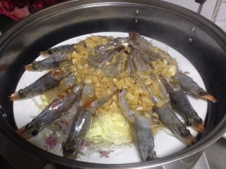 蒜蓉粉丝蒸大虾,
放入开水锅内，旺火足气蒸5分钟