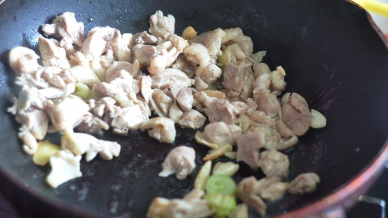 日式鸡肉饭,倒入鸡肉翻炒。