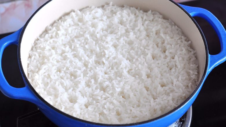 日式鸡肉饭,这时候米饭也焖好了，打开盖子很香，可以看到米粒颗颗分明。