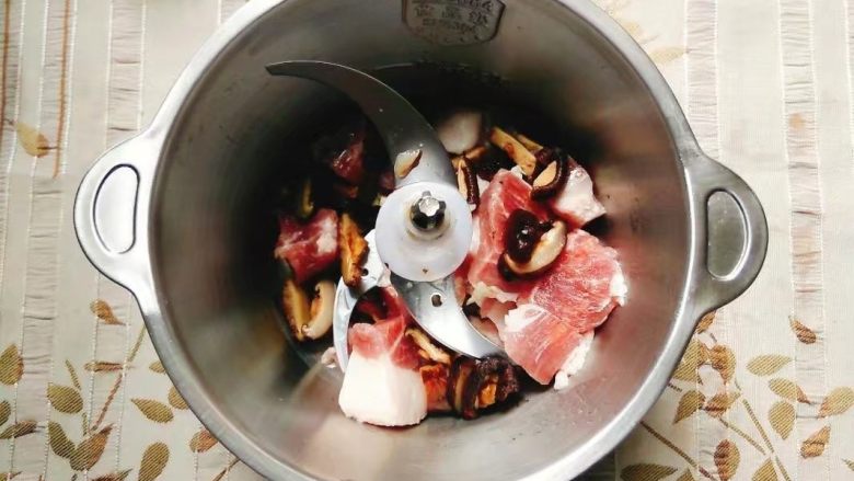 三鲜煎饺,
猪肉和香菇放入搅拌机里搅拌成肉馅，包菜也放入搅拌，不要太细哦