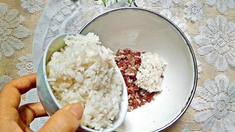 迷你小烧麦,

炒好的腊肠肉末放碗里，米饭放入