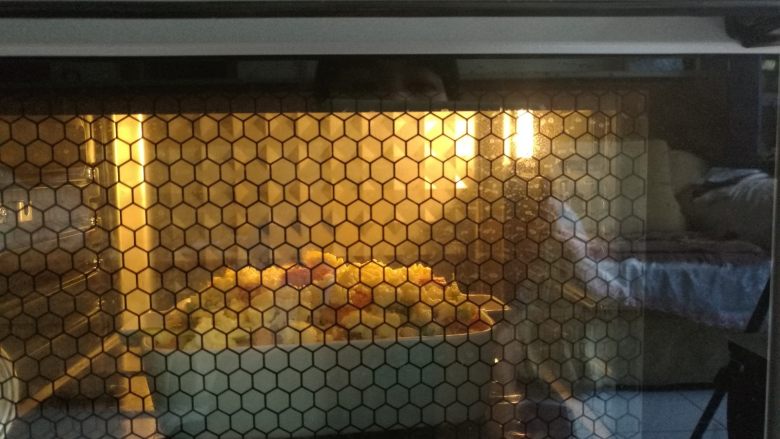 鲜虾仁焗饭,放进烤箱上下火190度烘烤20分钟即可。