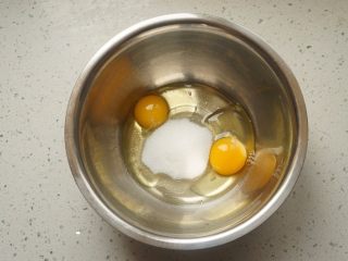 杯子裱花蛋糕,将鸡蛋打入无油无水的盆中，加入全部白砂糖（也可以分三次加糖）