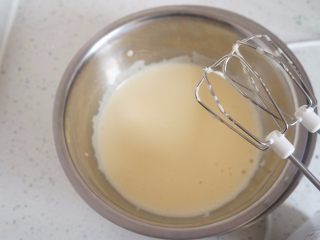 杯子裱花蛋糕,将蛋白隔热水打发，打蛋器高速打到出大泡，转中速打到浓稠发白