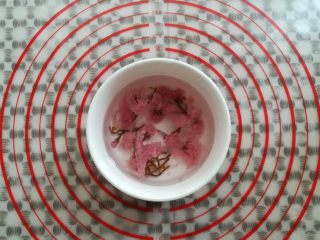 玫瑰鲜花饼,取一个小碗，用水泡开盐渍樱花