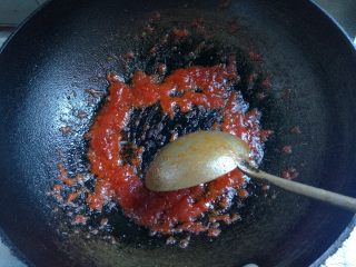 红酒炖牛腩,热锅凉油，下入番茄酱炒出红油。