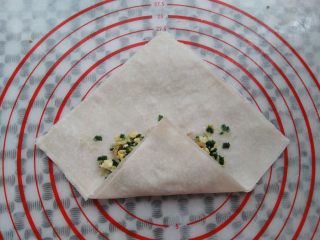 韭菜盒子（春卷版）,取2张春卷皮叠起来，放上一勺馅，春卷皮的下端往上折