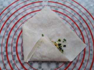 韭菜盒子（春卷版）,春卷皮的左侧往右折，接口处可以抹一点水更好的沾合在一起