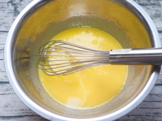 焦糖中空戚风,蛋黄中加入牛奶和玉米油，用蛋抽乳化均匀