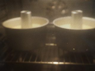 焦糖中空戚风,放入到预热好180度的烤箱中烘烤30分钟