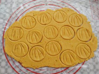 万圣节不给糖就捣蛋——南瓜饼干,所有的圆形面团印上缝，多出来的边角碎料可以继续擀出来做南瓜饼干直到用完
