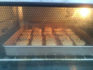 酸奶蔓越莓饼干,放入预热好的烤箱内，上下火175度中上层烘烤15分钟至饼干微微发黄。