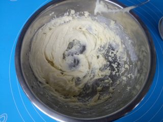 酸奶蔓越莓饼干,继续用打蛋器搅打至体积蓬松，呈羽毛状。
