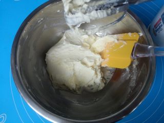 酸奶蔓越莓饼干,用硅胶刮刀把盆边的黄油铲下，再搅打融合。