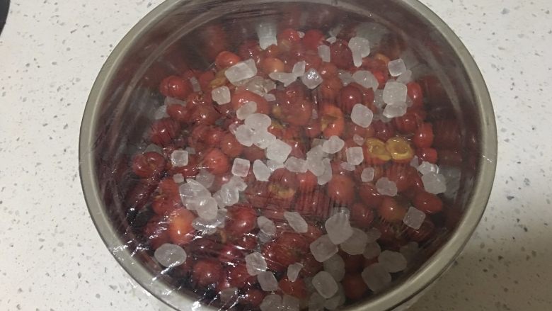 樱桃果酱,敷上保鲜膜放在冰箱冷藏过夜