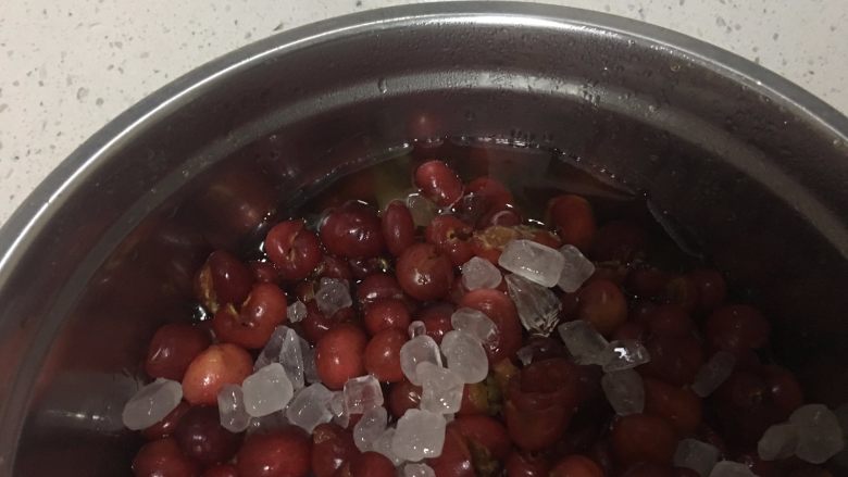 樱桃果酱,将已经析出果胶的樱桃从冰箱取出