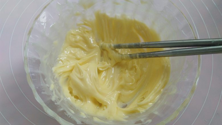 全麦蔓越莓奶酥软欧面包,把辅料配方中的软化好的黄油打到顺滑
