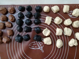 豹纹吐司,这三种面团分别分成15个小面团，也就是15个白面团，15个黑色面团，15个咖啡色面团。