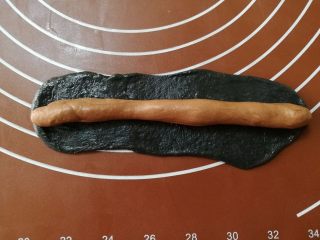 豹纹吐司,将这15个小咖啡色面团，搓成大概15厘米的长条状，注意盖上保鲜膜备用，以免面团表面被吹干。