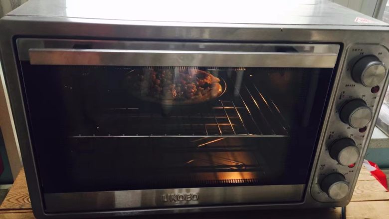 黑椒鸡腿披萨,烤箱200度预热，放中层烤15分钟左右