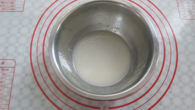 棉花小蛋糕,准备一只干净的小盆，依次放入水，奶粉，糖10克，植物油，用手动打蛋器快速搅拌到盆内液体完全乳化