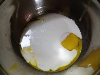 淡奶油戚风,蛋黄中加入淡奶油，用手动打蛋器搅拌均匀。