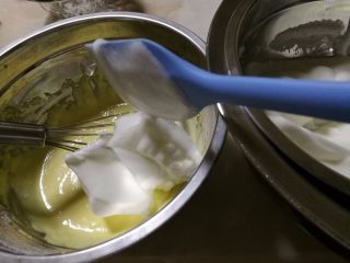 淡奶油戚风,蛋白分三次加入蛋黄液中，用硅胶刀翻拌均匀，不要画圈搅拌，也不要一下顺时针一下逆时针