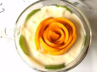 谷物水果酸奶杯,用两端最小的芒果片摆成花芯，再从小到大一圈一圈的交错围起来，一朵芒果花就做好了