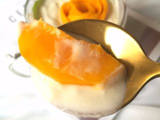 谷物水果酸奶杯,将做好的芒果花放到酸奶上。非常漂亮的谷物水果酸奶杯就做好了，好吃又好看，美美的实物给人美美的心情。