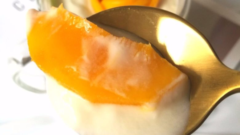 谷物水果酸奶杯,将做好的芒果花放到酸奶上。非常漂亮的谷物水果酸奶杯就做好了，好吃又好看，美美的实物给人美美的心情。