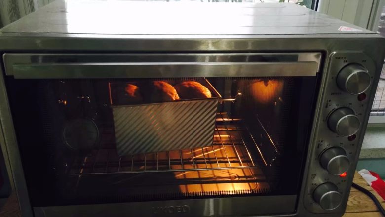 棉花糖焦糖土司,烤箱190度预热，放入面团，再降温度调到150度，烤40分钟，表面上色后盖锡纸