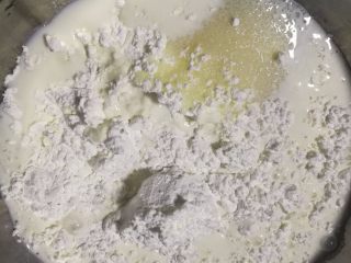 可可麻薯软欧包,加入白糖，倒入牛奶，用筷子搅拌到无干粉状态，可以过一次筛，不过也没关系。
