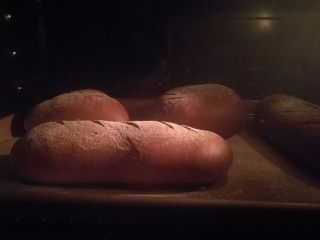 可可麻薯软欧包,当面包差不多二发到两份大时，拿出来撒上干的面包粉，用很快的刀片割包。